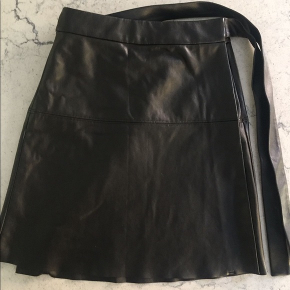 Aritzia skirt in black. Size xxs - Picture 4 of 4
